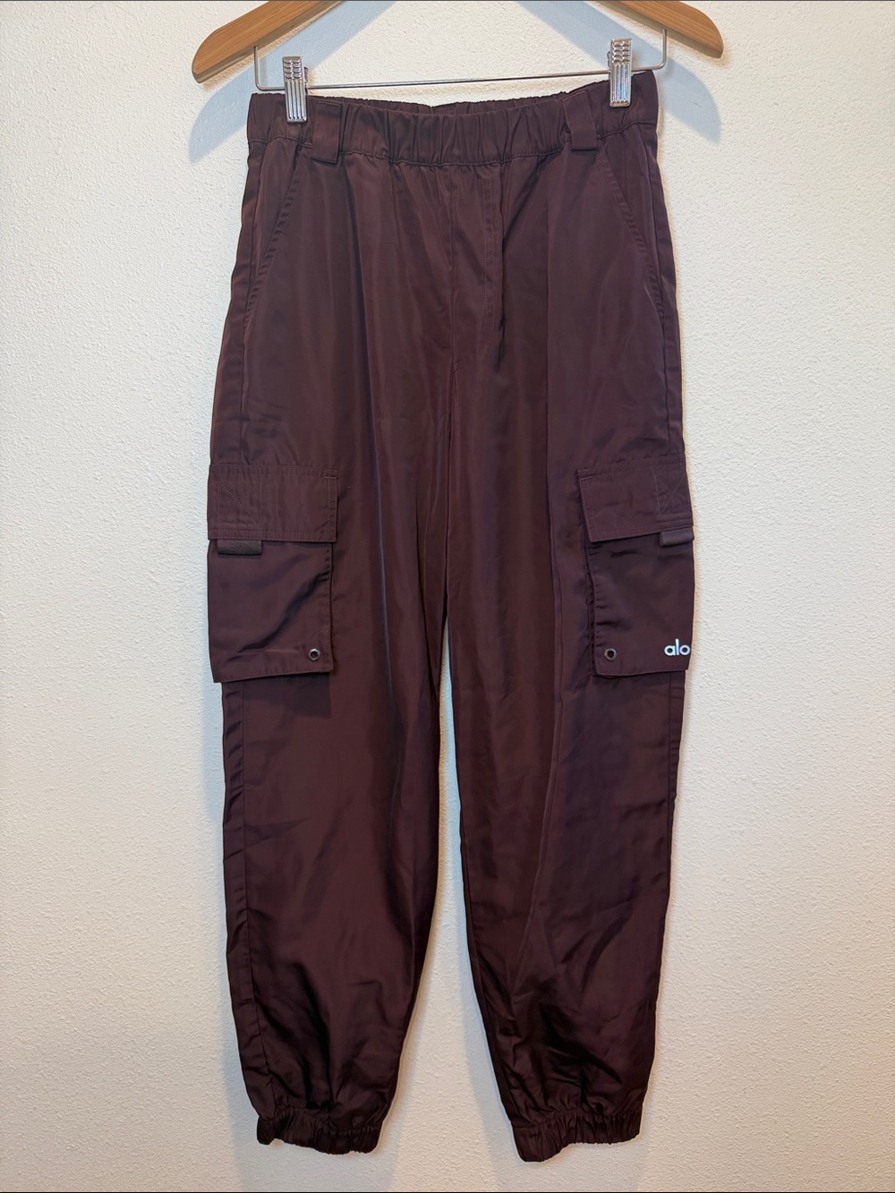 ALO Yoga It Girl Woman’s Cargo Joggers in Burgundy Size Small
